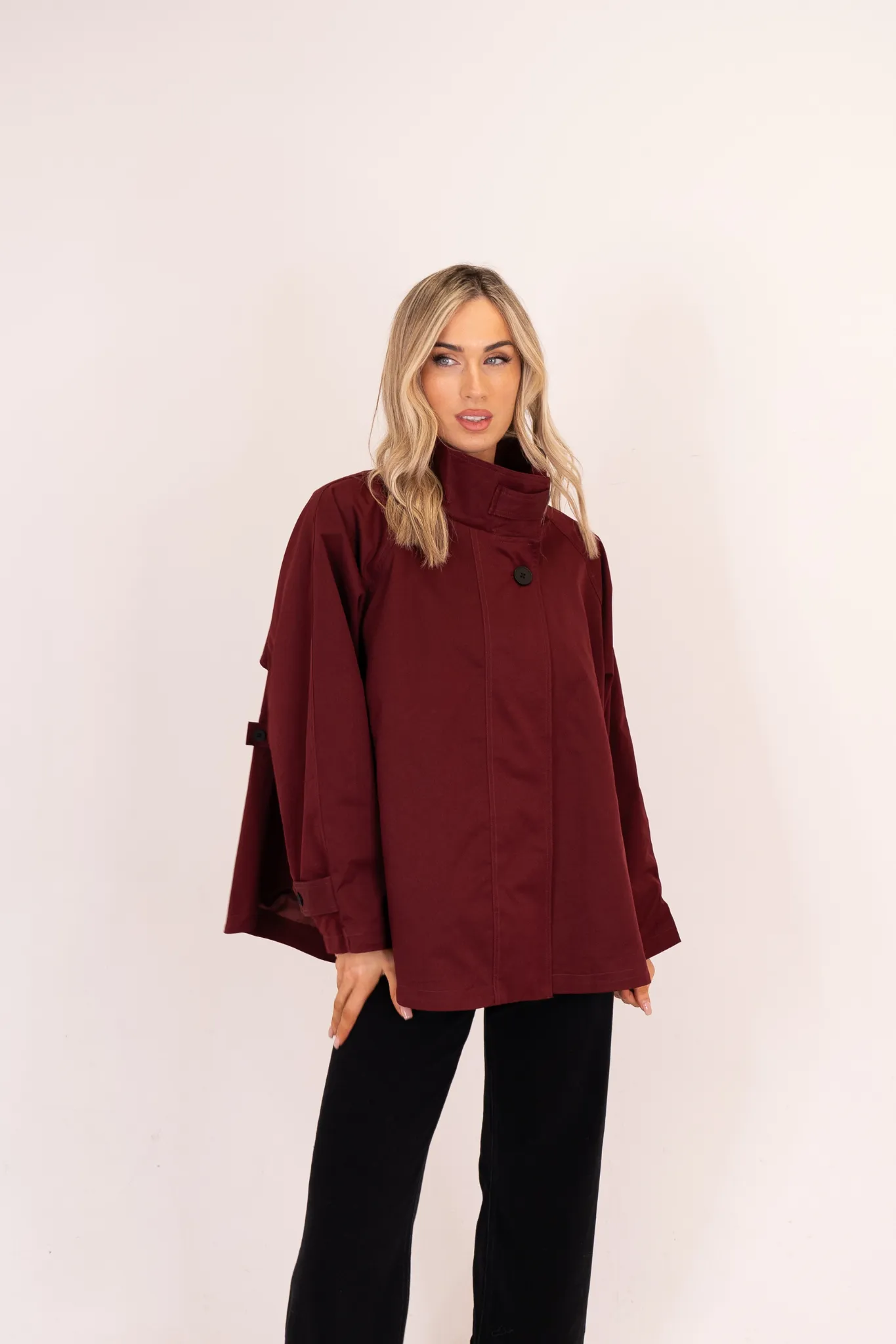 Elsa Cropped Trench Coat In Bordeaux