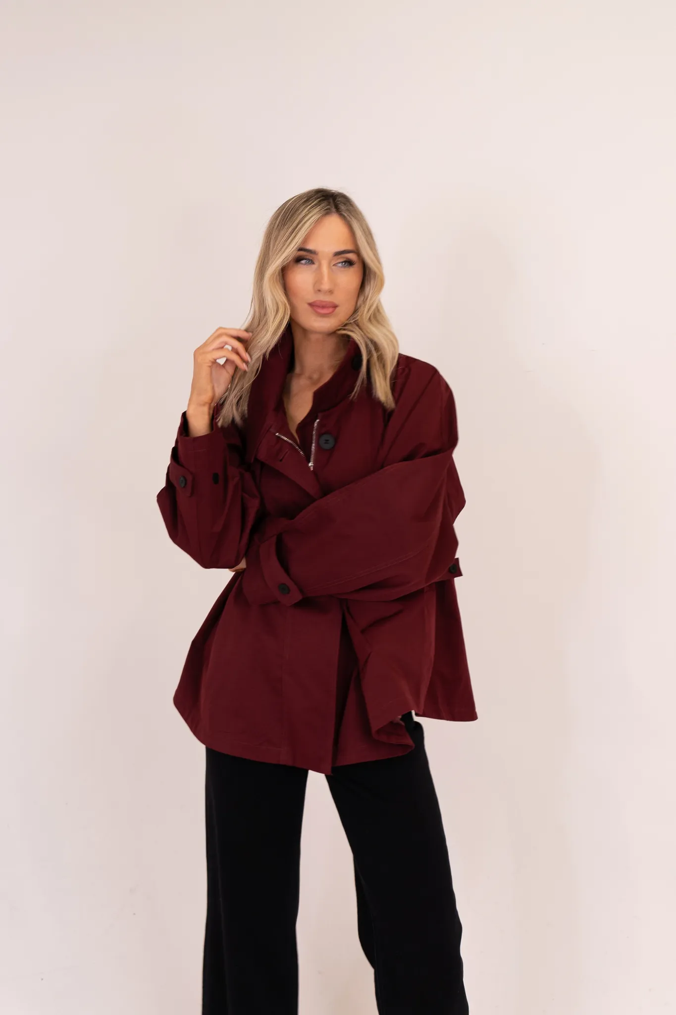 Elsa Cropped Trench Coat In Bordeaux