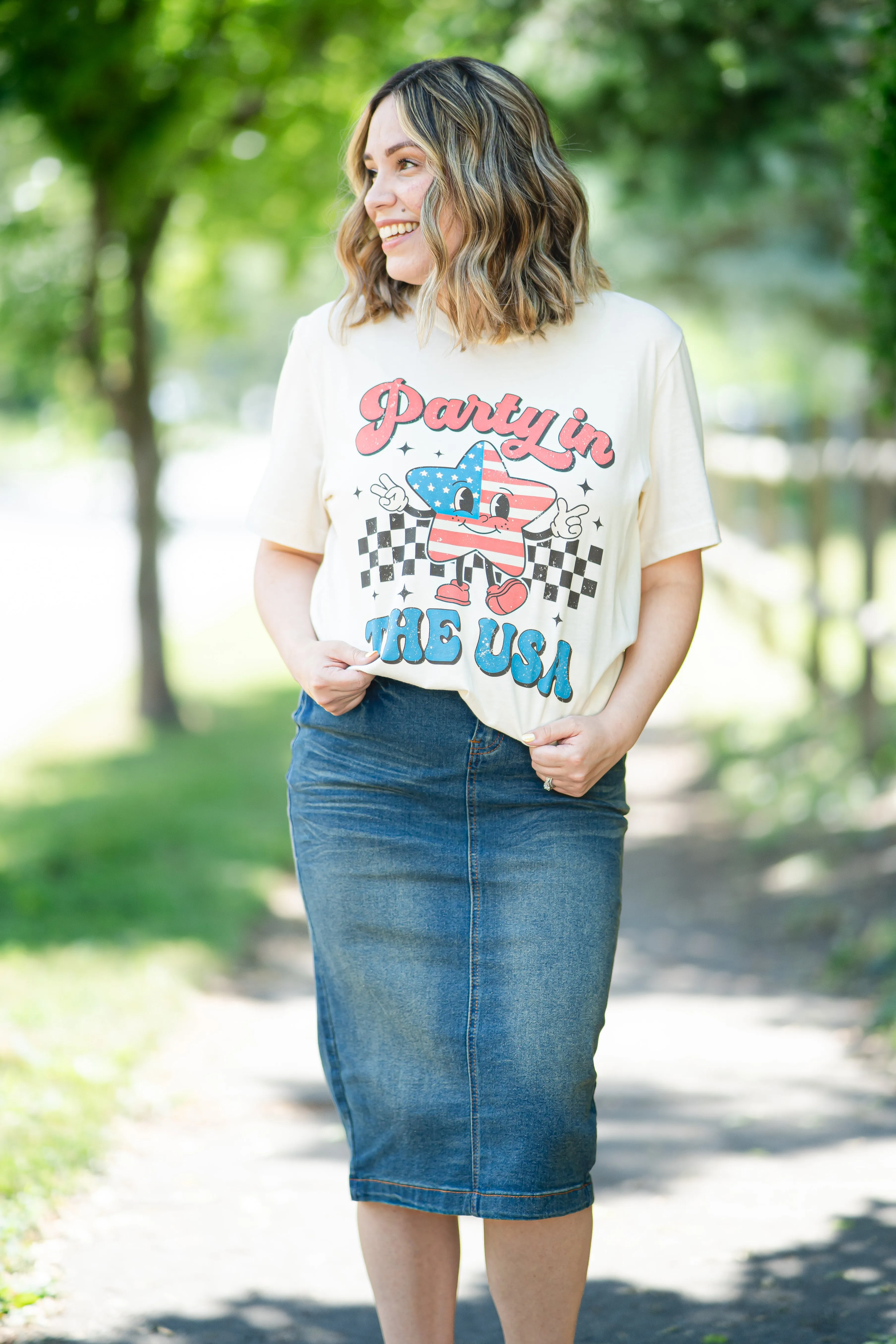 Party In The USA Star Graphic Tee in Natural