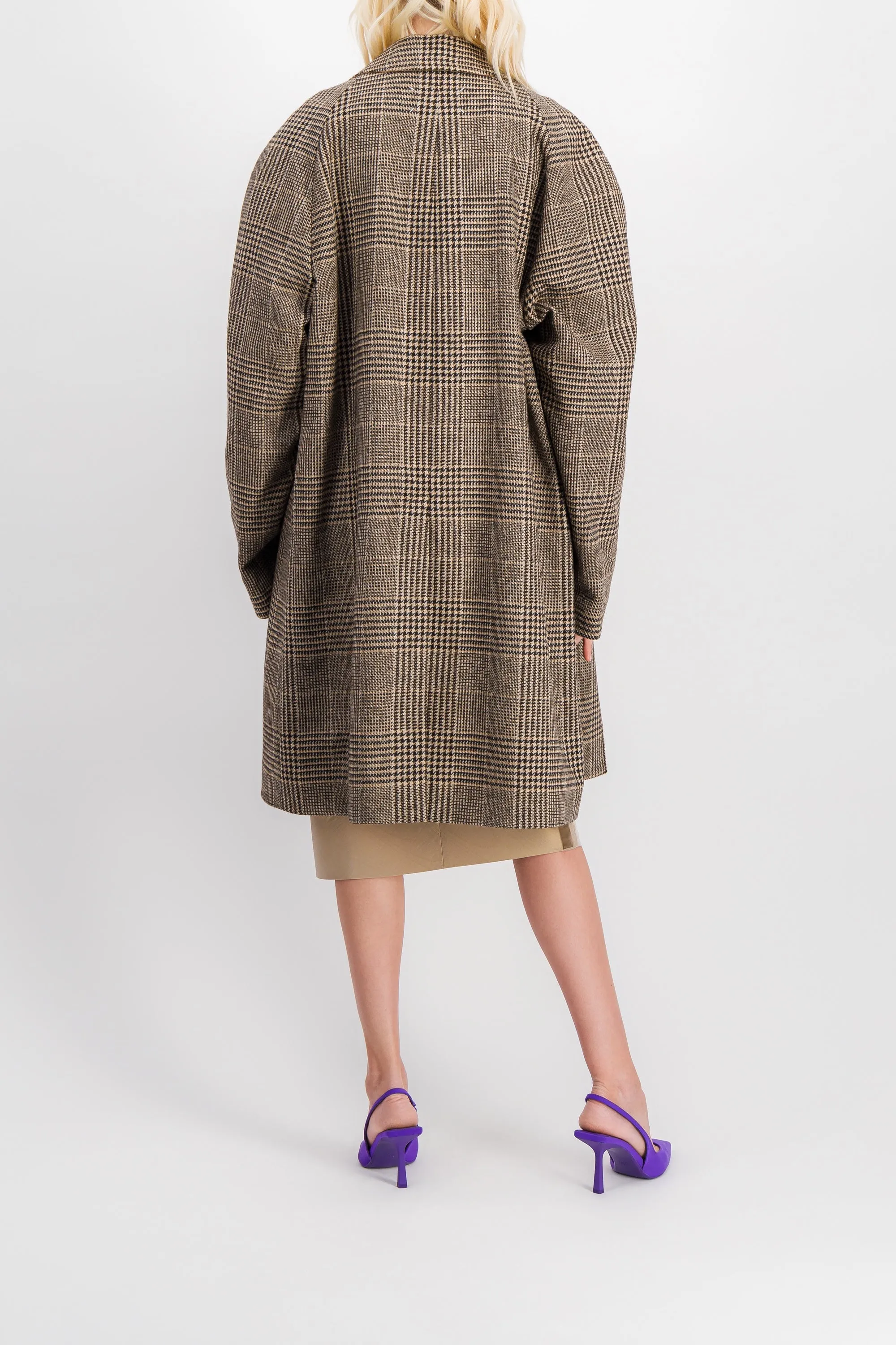 Short checked trench coat with wide sleeves